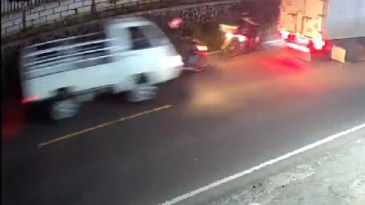 Rekaman Kecelakaan Parungkuda, Pemotor Tertabrak Pick Up di Jalan Nasional Sukabumi - Bogor