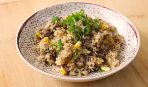 Resep Beef Pepper Rice, Menu Sarapan Praktis yang Dimasak Pakai Rice Cooker (Sumber : Youtube | Devina Hermawan)