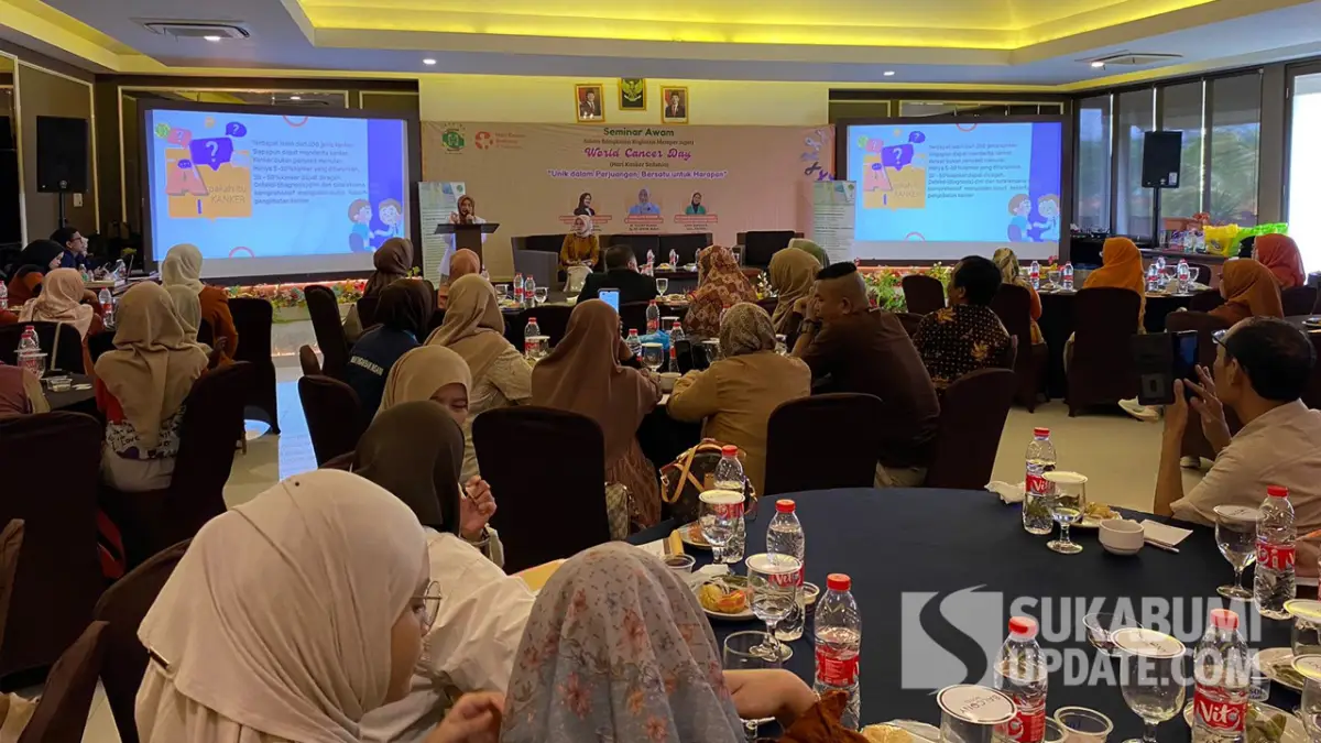 PAra peserta seminar awam sedang mendengarkan pemaparan narasumber.