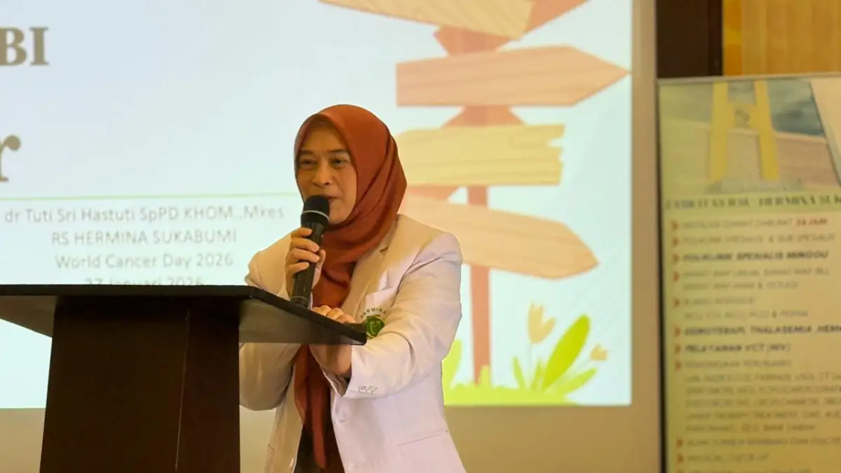 Narasumber seminar awam, dr Tuti Sri Hastuti sedang memaparkan materi kepada para peserta.