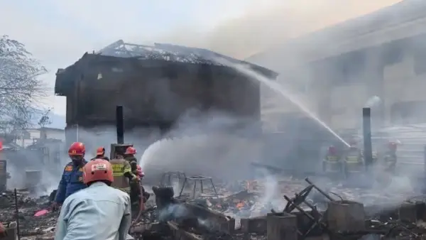 Petugas pemadam kebakaran saat memadamkan api di Parantina Resto & Cafe, Jalur Lingsel kota Sukabumi. (Sumber: Istimewa)