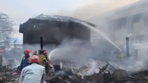 Petugas pemadam kebakaran saat memadamkan api di Parantina Resto & Cafe, Jalur Lingsel kota Sukabumi. (Sumber: Istimewa)