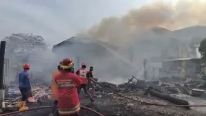 Pemadam kebakaran saat berupaya memadamkan api di Parantina Resto & Cafe di Jalur Lingsel Kota Sukabumi. Selasa (27/1/2026). (Sumber: Istimewa)