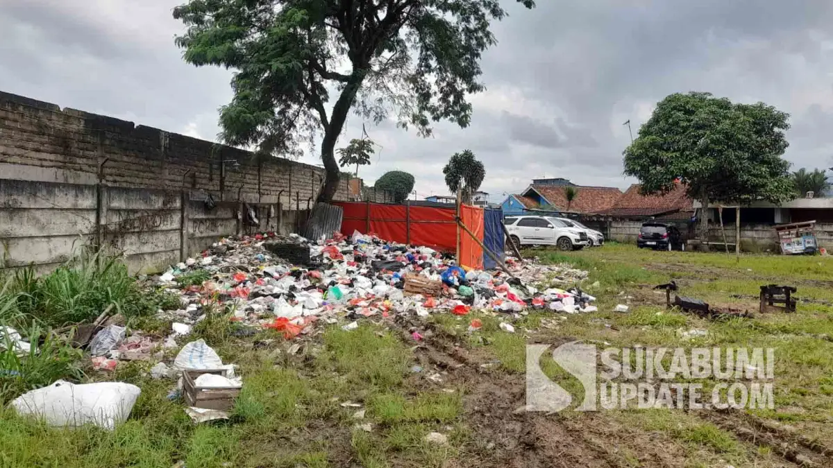 Jadi Sumber Bau dan Sarang Tikus, Tumpukan Sampah di Pajagan Cicurug Dikeluhkan Warga