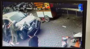 Tangkapan layar usai mobil Toyota Rus tabrak motor di Jalan Siliwangi, Kota Sukabumi. Rabu (28/1/2026). (Sumber: Istimewa)