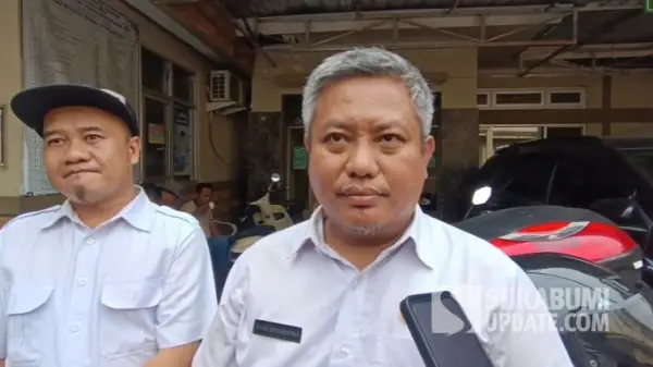 Kasubag Puskesmas Simpenan, Reno Adiansyah saat diwawancarai. (Sumber: SU/Ilyas Supendi)
