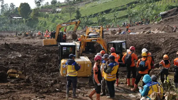 Proses pencarian korban longsor di Desa Pasirlangu, Cisarua Kabupaten Bandung Barat (KBB) pada Rabu (28/1/2026). (Sumber Foto: Humas Jabar)