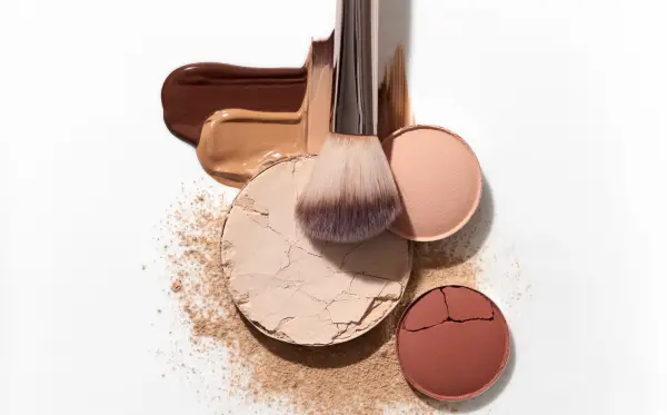 Ilustrasi. Jangan Salah Pilih! Pemula Wajib Tahu Jenis-Jenis Base Makeup dan Kegunaannya (Sumber : Freepik)