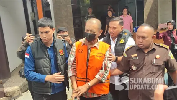 Gerry Imam Sutrisno (52), tersangka kasus dugaan korupsi dana BLT Desa Karangtengah saat digiring petugas usai proses pelimpahan tahap II di Kejaksaan Negeri Kabupaten Sukabumi. (Sumber : SU/Ibnu Sanubari).