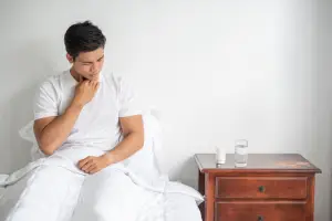 Ilustrasi Muntah Hitam: Tanda Perdarahan Saluran Cerna yang Perlu Penanganan Cepat (Sumber: Freepik/@jcomp)