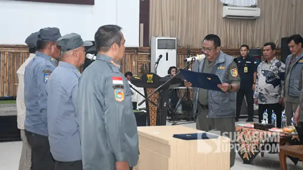 Bupati Sukabumi Asep Japar saat mengukuhkan Satgas Linmas dan Satlinmas di Gedung Prinanda, Palabuhanratu, Kamis (29/1/2026). (Sumber : SU/Ilyas).