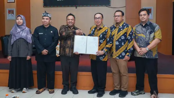 Ketua DPRD Kabupaten Sukabumi saat menyampaikan berita acara masukan strategis DPRD kepada Pemda untuk penyusunan RKPD 2027. (Sumber Foto: Humas DPRD)