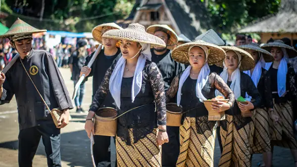Ilustrasi - Tatarucingan téh lain saukur hiburan, tapi geus jadi bagian tina jati diri urang Sunda anu resep banyol sarta geus aya ti jaman karuhun kénéh. (Sumber : pexels.com/@Ache Surya).