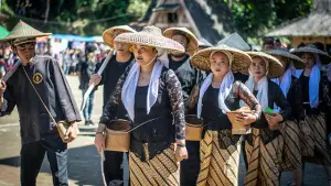 Ilustrasi - Tatarucingan téh lain saukur hiburan, tapi geus jadi bagian tina jati diri urang Sunda anu resep banyol sarta geus aya ti jaman karuhun kénéh. (Sumber : pexels.com/@Ache Surya).