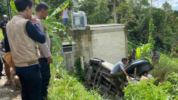 Mobil avanza masuk jurang 3 meter di jalan Leuwipeuti Nagrak Sukabumi (Sumber: P2BK)