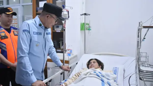 Wali Kota Sukabumi, Ayep Zaki, menjenguk Lanti (46), TKW asal Cibeureum Kota Sukabumi yang sempat tertahan di Shanghai China akibat sakit. (Sumber Foto: Dokpim Pemkot Sukabumi)