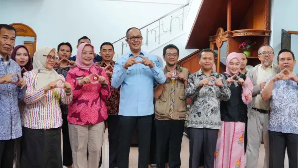 Wali Kota Sukabumi, Ayep Zaki, meresmikan Rumah Singgah Pemkot Sukabumi yang berlokasi di Desa Sukaraja, Kecamatan Cicendo, Kota Bandung, pada Jumat (30/1/2026) pagi. (Sumber Foto: Dokpim Pemkot Sukabumi)