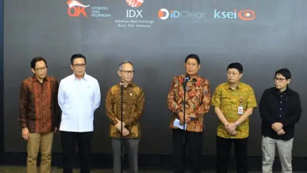 Ketua Dewan Komisioner OJK Mahendra Siregar, Kepala Eksekutif Pengawas Pasar Modal Inarno Djajadi, dan Deputi Komisioner Aditya Jayaantara resmi mengundurkan diri dari jabatannya masing-masing. (Sumber Foto: Dok. OJK)