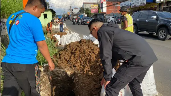 Petugas Perumdam TJM Sukabumi melakukan pekerjaan peningkatan dan optimalisasi jaringan pipa air bersih di wilayah Cibadak sebagai upaya meningkatkan kelancaran distribusi kepada pelanggan. (Sumber: Istimewa)