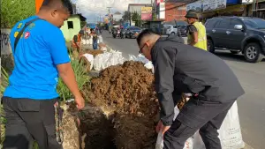 Petugas Perumdam TJM Sukabumi melakukan pekerjaan peningkatan dan optimalisasi jaringan pipa air bersih di wilayah Cibadak sebagai upaya meningkatkan kelancaran distribusi kepada pelanggan. (Sumber: Istimewa)