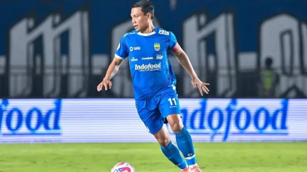 Aksi Dedi Kusnandar saat membela Persib Bandung di pertandingan uji coba awal musim lalu (Sumber: Instagram/@dedikusnandar11)