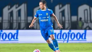 Aksi Dedi Kusnandar saat membela Persib Bandung di pertandingan uji coba awal musim lalu (Sumber: Instagram/@dedikusnandar11)