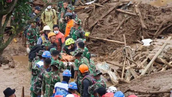 Tim SAR gabungan saat mengevakuasi korban longsor di Desa Pasirlangu Kecamatan Cisarua Kabupaten Bandung Barat. (Sumber Foto: Dok. BNPB)