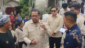 KSP Muhammad Qodari meninjau langsung kondisi penyintas bencana pergerakan tanah di Desa Pasirsuren Palabuhanratu Sukabumi. (Sumber Foto: BPBD Kabupaten Sukabumi)