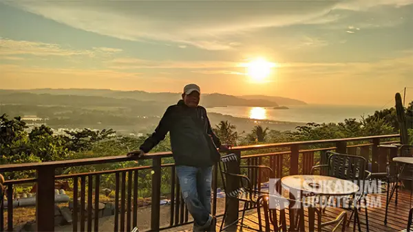 Ragil Gilang saat menikmati panorama sunset terbaik di spot favorit Bukit Kencana Ciletuh. (Sumber : SU/Ragil Gilang).