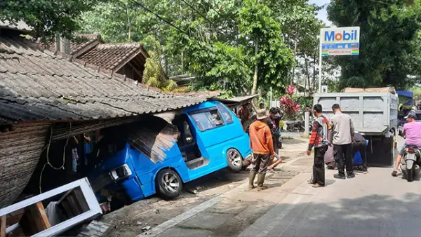 Angkot trayek Cikembang-Lembursitu menabrak rumah warga di Jalan Raya Palabuhan II, Kecamatan Cikembar, Kabupaten Sukabumi, Sabtu (31/1/2026). (Sumber : Kapolsek Cikembar, Iptu Yadi Suryadi).