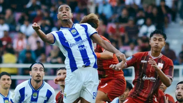 Aksi Uilliam Barros dan Andrew Jung di laga menghadapi Persis Solo (Sumber: Instagram/@persib)