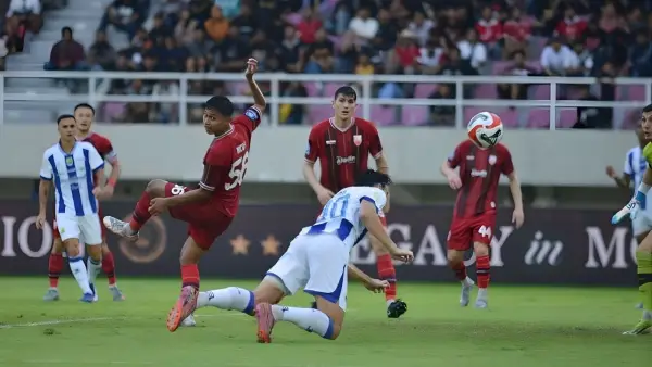 Sundulan Andrew Jung membobol gawang Persis Solo sekaligus memberikan kemenangan bagi Persib (Sumber: web/persib.co.id)