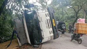 ruk tronton terguling di Jalan Provinsi Jampangtengah–Kiaradua, tepatnya Kampung Poponcol (Sumber: dok warga)