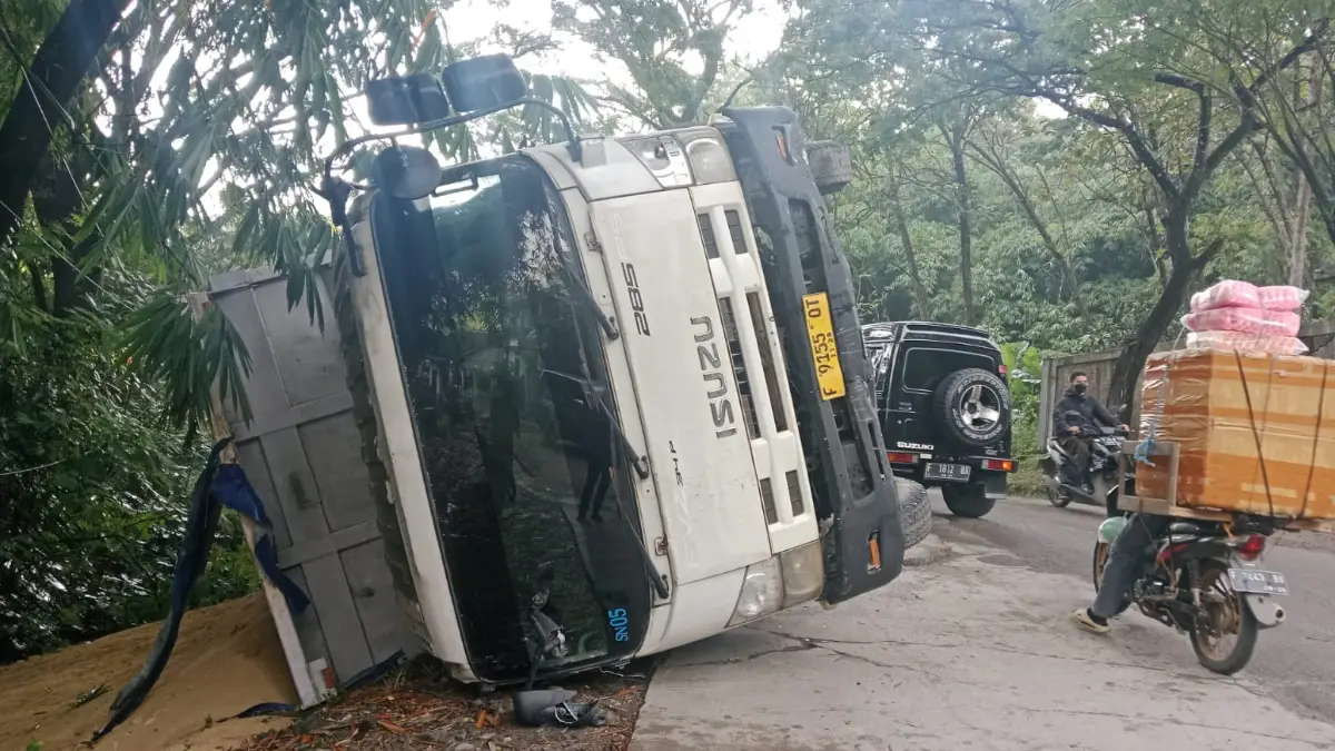 Truk Kembali Terguling di Selatan Sukabumi: Jalan Amblas, Sesar Cimandiri Picu Pergerakan Tanah