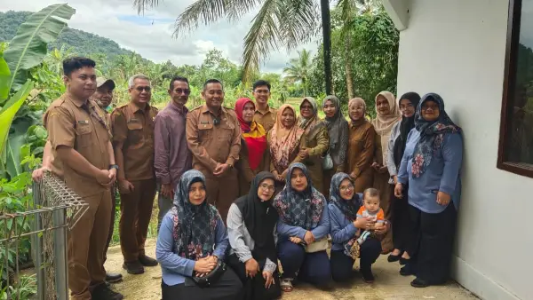 Kadinkes dan jajaran Dinas Kesehatan Kabupaten Sukabumi bersama kader posyandu (Sumber: dok dinkes)