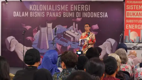 JATAM bersama sejumlah lembaga, komunitas dan warga terdampak menggelar diskusi publik Diskusi publik bertajuk “Membongkar Politik Transisi Energi”. (Sumber : dok JATAM)