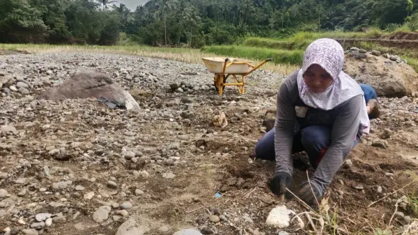 Iis petani perempuan wangunreja Sukabumi bangkit pasca bencana banjir (Sumber: dok warga)