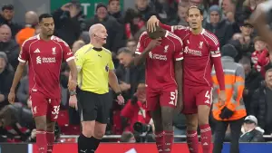 Ibrahima Konate, bek Liverpool, menitikan air mata setelah mencetak gol ke gawang Newcastle United (Sumber: web/dailymail.co.uk)