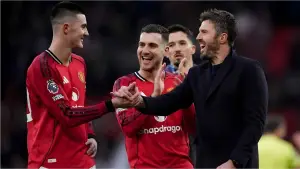 Benjamin Sesko dan Michael Carrick berjabat tangan setelah pertandingan Machester United vs Fulham (Sumber: web/espn.com)