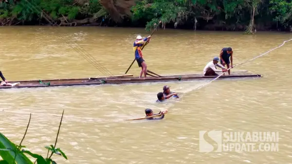 Warga dan Santri di Sirnamekar, Kecamatan Tegalbuleud, Kabupaten Sukabumi saat menyeberangi aliran sungai Cikaso. (Sumber: SU/Ragil Gilang)