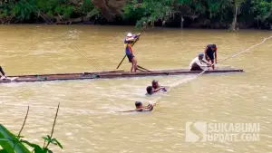 Warga dan Santri di Sirnamekar, Kecamatan Tegalbuleud, Kabupaten Sukabumi saat menyeberangi aliran sungai Cikaso. (Sumber: SU/Ragil Gilang)