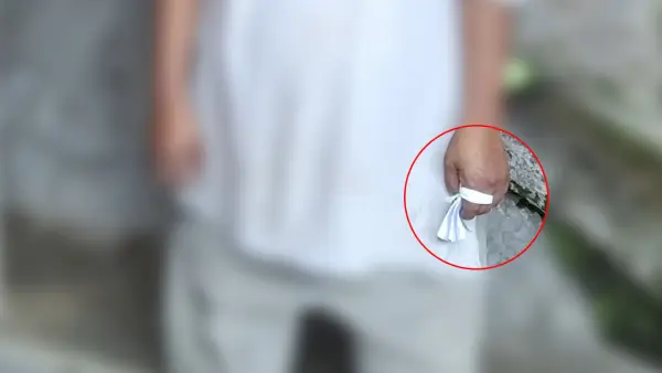 Jenazah penjaga sekolah terlihat menggenggam secarik kertas di tangannya. (Sumber: Istimewa)