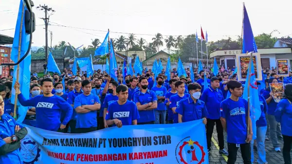 Aksi mogok kerja karyawan PT Youghyun Star di Cibadak, Sukabumi. Senin (2/2/2026). (Sumber: Istimewa)