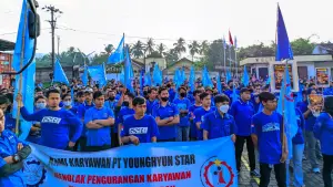 Aksi mogok kerja karyawan PT Youghyun Star di Cibadak, Sukabumi. Senin (2/2/2026). (Sumber: Istimewa)