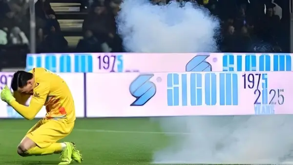 Emil Audero terkena lemparan flare dari oknum pendukung Inter Milan. (Sumber: web/corriere.it)