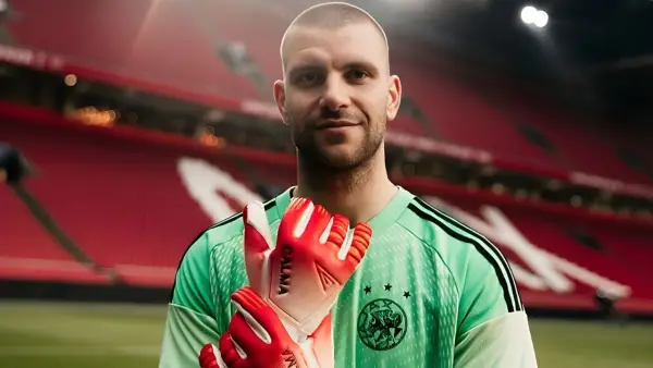 Kiper Timnas Indonesia, Maarten Paes, resmi bergabung dengan raksasa Liga Belanda, Ajax Amsterdam. (Sumber: web/english.ajax.nl)