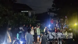 Pohon tumbang melumpuhkan akses jalan Nasional Palabuhanratu-Sukabumi di Bantargadung. Aliran listrik rumah warga pun terdampak. (Sumber Foto: SU/Ilyas)