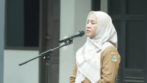 Kepala Bidang Tanaman Hortikultura Distanhorti Jabar, Wardini Mulatsari saat memimpin apel pagi, Senin (2/2/2026). (Sumber Foto: IG Distanhorti Jabar)