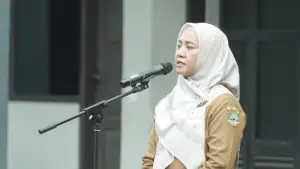 Kepala Bidang Tanaman Hortikultura Distanhorti Jabar, Wardini Mulatsari saat memimpin apel pagi, Senin (2/2/2026). (Sumber Foto: IG Distanhorti Jabar)