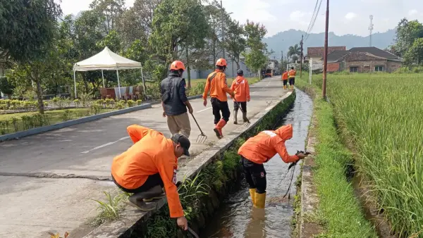 Kegiatan monitoring saluran irigasi di Kelurahan Sudajayahilir, Baros oleh BPBD Kota Sukabumi. Selasa (3/2/2026). (Sumber: BPBD Kota Sukabumi)